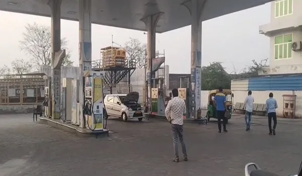 जयपुर के खोह नागोरियान थाना इलाके में बड़ा हादसा होने से टला, कार में CNG भरते समय अचानक से होने लगा गैस का रिसाव