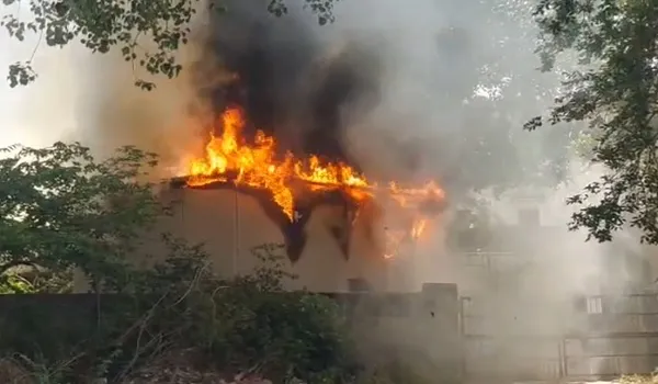 करौली के जिला अस्पताल परिसर में आग लगने से मचा हड़कंप, बायो वेस्ट निस्तारण कक्ष में लगी आग