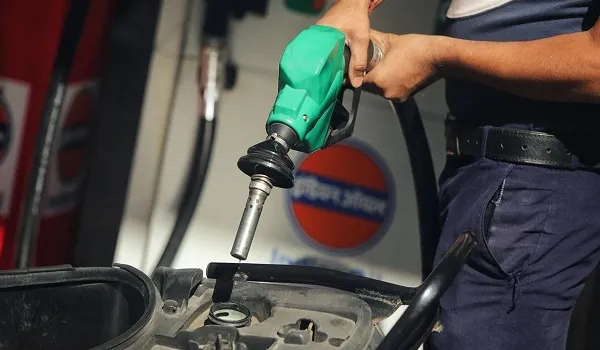 18 वर्ष से कम आयु वर्ग के बाइक चालकों को पेट्रोल पंप पर नहीं मिलेगा पेट्रोल, पेट्रोल की बिक्री के लिए नई गाइडलाइन जारी