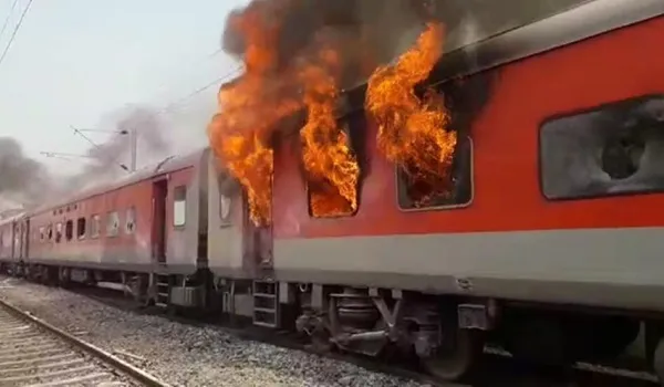 बंगाल से लेकर राजस्थान तक कौन लगा रहा ट्रेनों में आग? भारतीय रेलवे ने किया बेहद चौंकाने वाला खुलासा
