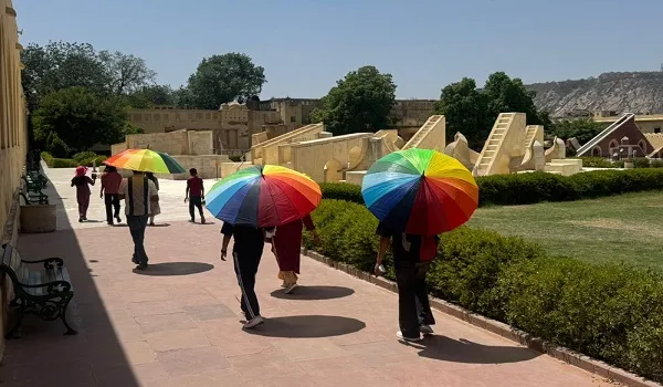 पर्यटन स्थलों पर गर्मी का कर्फ्यू ! आमेर, हवा महल सहित सभी स्मारकों पर पर्यटकों की संख्या गिरी, जंतर मंतर पर पर्यटकों के लिए छातों का इंतजाम