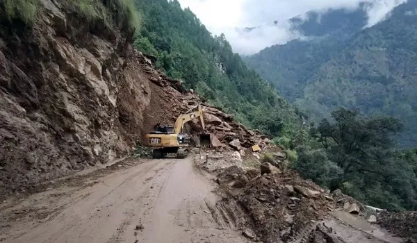 उत्तराखंड में लैंडस्लाइड, केदारनाथ यात्रा मार्ग पर 10 हजार से ज्यादा लोग फंसे