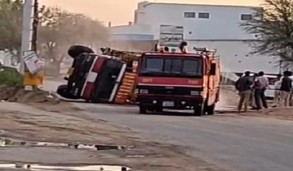 सिरसी रोड के निमेड़ा में टॉरेंट CNG गैस का ट्रक पलटा, गैस से भरा ट्रक पलटने से गांव में दहशत का माहौल