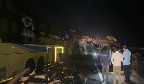 दिल्ली-मुंबई एक्सप्रेस-वे पर फिर दर्दनाक हादसा, अनियंत्रित निजी बस ट्रक से टकराई, हादसे में बस चालक की मौत