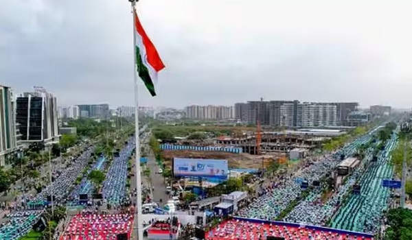 International Yoga Day: सूरत में 1.53 लाख से अधिक लोगों ने एक साथ योग कर बनाया नया विश्व रिकॉर्ड बना