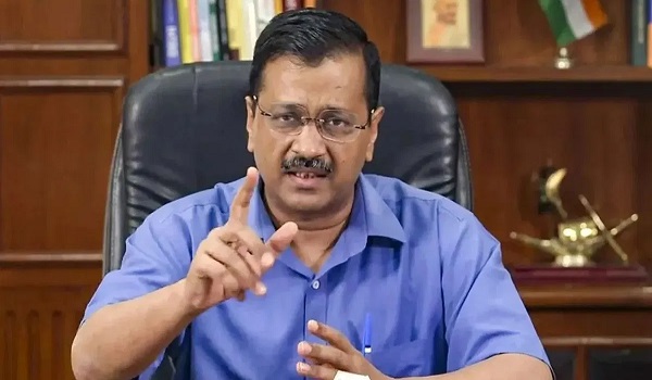 दिल्ली के लोगों का अपमान न करें: केजरीवाल ने उपराज्यपाल की मुफ्त सुविधाओं पर टिप्पणी पर कहा