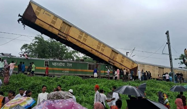 बंगाल के रंगपानी स्टेशन पर भीषण रेल हादसा, कंचनजंघा एक्सप्रेस की 3 बोगियां क्षतिग्रस्त, कई लोगों के घायल होने की खबर