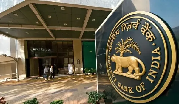 RBI के फैसलों से मजबूत हुआ रुपया, डॉलर के मुकाबले रुपया 50 पैसे मजबूत