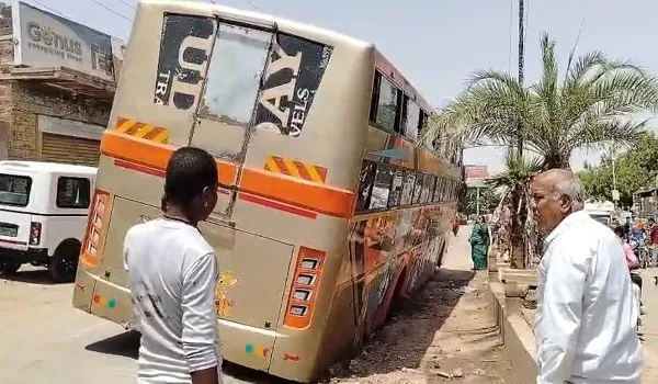 पोकरण : शहर के बीचों बीच टला बड़ा हादसा, गुजरात के पर्यटकों से भरी बस अचानक धंसी गड्ढे में