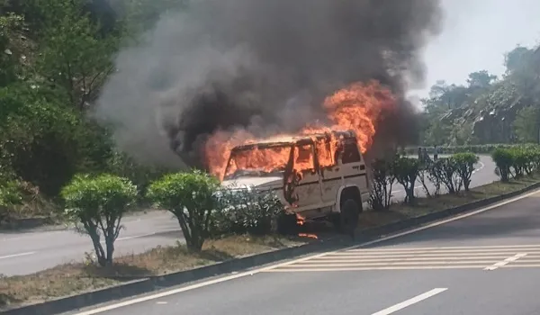 गोगुंदा-पिंडवाड़ा हाईवे पर चलती बोलेरो गाड़ी में लगी भीषण आग, सभी लोगों ने कूदकर बचाई जान