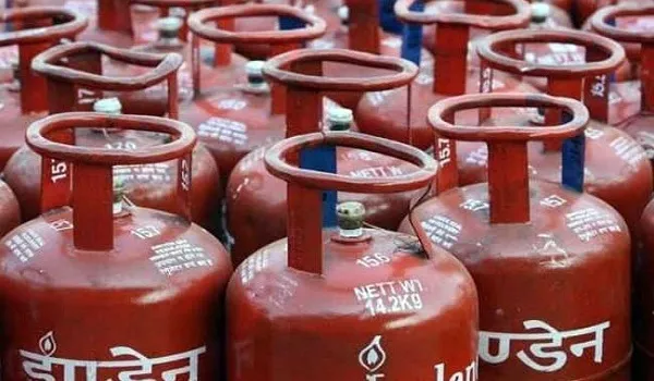 पीएम उज्जवला योजना को लेकर सरकार का बड़ा फैसला, अब साल में मिलेंगे सिर्फ 4 सब्सिडी वाले गैस सिलेंडर