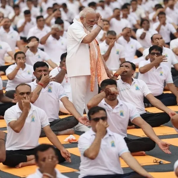12वां अंतरराष्ट्रीय योग दिवस, प्रधानमंत्री मोदी ने कोलकाता के रेड रोड पर किया योगाभ्यास