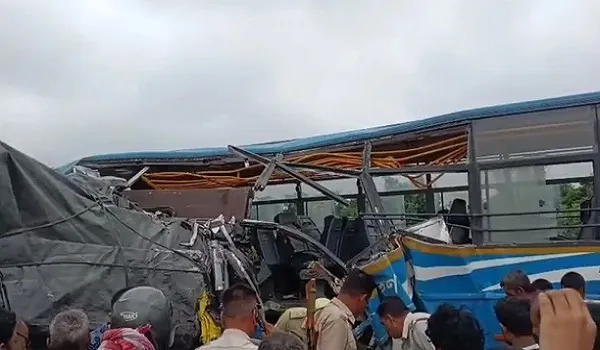 पश्चिम बंगाल के जलपाईगुड़ी जिले में भीषण सड़क हादसा, बस-ट्रक की टक्कर में 5 की मौत