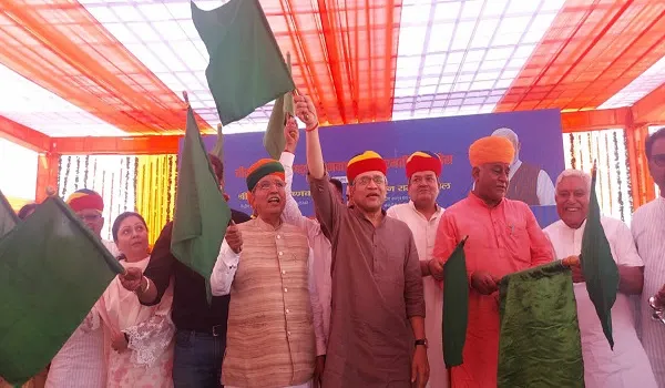 VIDEO: बीकानेर-अहमदाबाद साबरमती एक्सप्रेस को रेल मंत्री अश्विनी वैष्णव ने दिखाई हरी झंडी, कहा- भाजपा देश को जोड़ने का काम करती