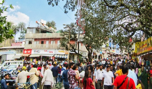 माउंट आबू में लगातार बढ़ रहा पर्यटकों का सैलाब, बरसात के मौसम का लुफ्त उठाने पहुंच रहे पर्यटक