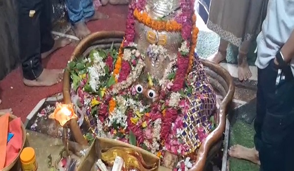 हर हर महादेव और बोल बम से गूंजे शिवालय, सावन मास के दूसरे सोमवार को शिव भक्तों का मंदिरों में उमड़ा जन सैलाब