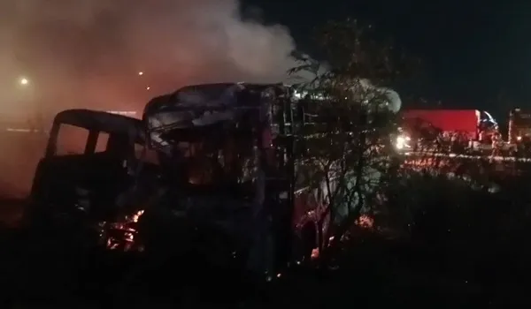 दिल्ली-मुंबई एक्सप्रेस वे पर भीषण हादसा, बस व ट्रेलर में टक्कर के बाद लगी आग, हादसे में पांच लोगों की मौत की पुष्टि