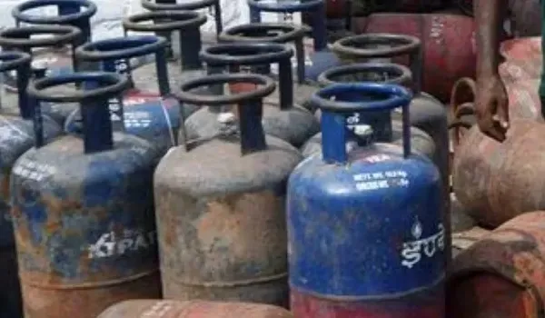 कमर्शियल सिलेंडर के दामों में 185.50 रुपए की कमी, 2 महीने बाद 3000 के नीचे आया सिलेंडर