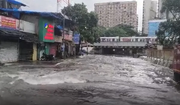 मुंबई में मानसून का कहर, बीते 8 घंटे में कई इलाकों में 100 मिमी से ज्यादा बारिश... प्रशासन ने की लोगों से सतर्क रहने की अपील