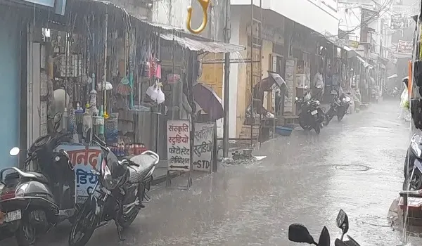 प्रतापगढ़ में 5 दिनों से लगातार बारिश का दौर जारी, नदी-नालों में बढ़ी पानी की आवक... दिनभर में डेढ़ इंच से अधिक वर्षा दर्ज