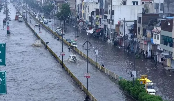 जयपुर में तेज हवाओं के साथ मूसलाधार बारिश, शहर के कई इलाके जलमग्न