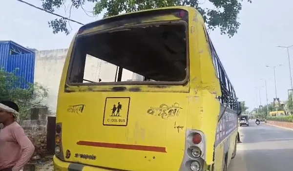 झुंझुनूं में स्कूल बस और लोक परिवहन बस की हुई भिड़ंत, स्कूल बस में सवार करीब 10 स्कूली बच्चे हुए घायल