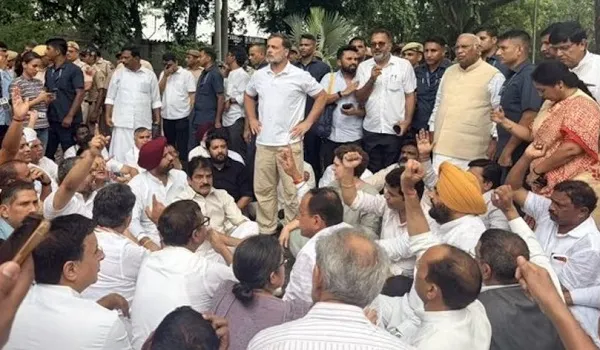 दिल्ली में कांग्रेस का विरोध प्रदर्शन जारी, नेताओं को हटाया जा रहा धरनास्थल से, राहुल गांधी को लिया हिरासत में