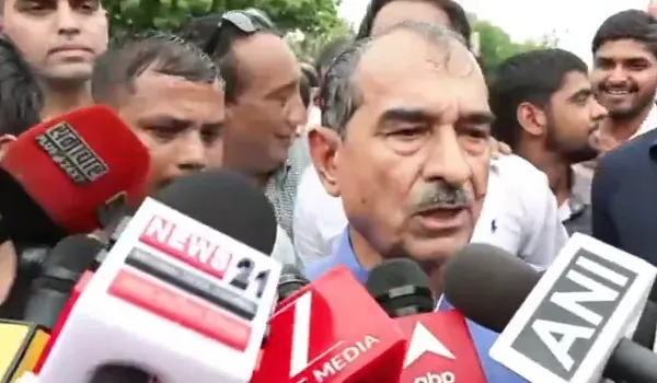 PCC तक भाजपा कार्यकर्ताओं ने किया पैदल मार्च, मदन राठौड़ बोले- छात्रों के हाथों में कलम और किताब होती है पत्थर नहीं