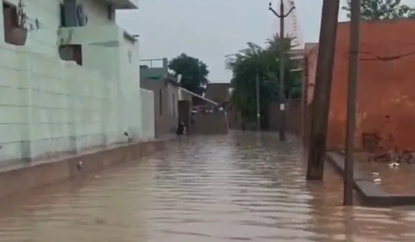 हनुमानगढ़: भारी बारिश से मक्कासर गांव में बिगड़े हालात, गांव के करीब 150 मकानों में भरा पानी, करीब 30 परिवारों ने ली सुरक्षित स्थानों पर शरण