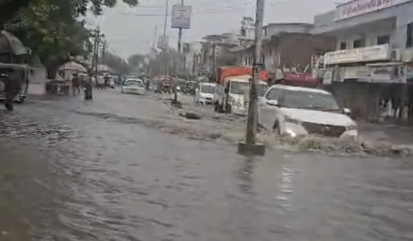 गुजरात में मूसलाधार बारिश, कई जिलों में बिगड़े हालात, बाढ़ से कई गांवों का संपर्क टूटा