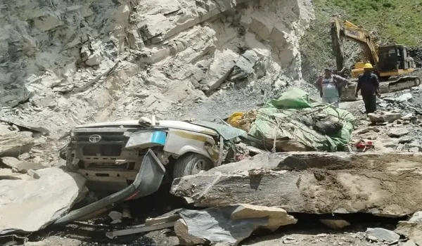हिमाचल के लाहौल स्पीति में पहाड़ी गिरने से दर्दनाक हादसा, भीषण हादसे में 13 लोगों की मौत की पुष्टि