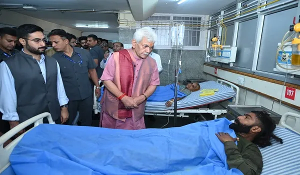 अमरनाथ यात्रियों की बस खाई में गिरी, घायलों से मिलने SKIMS पहुंचे LG मनोज सिन्हा, बोले - 'हर घायल को मिले सर्वोत्तम इलाज'