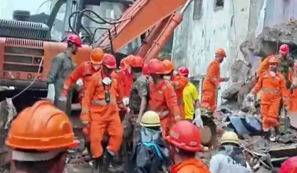 महाराष्ट्र के भिवंडी में 4 मंजिला इमारत गिरी, हादसे में 5 की मौत, कई लोग मलबे में फंसे