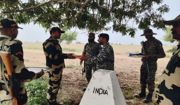 भारत-पाक बॉर्डर पर मिठाइयों का हुआ आदान-प्रदान, आजादी के पर्व पर बॉर्डर पर सद्भाव का मैसेज