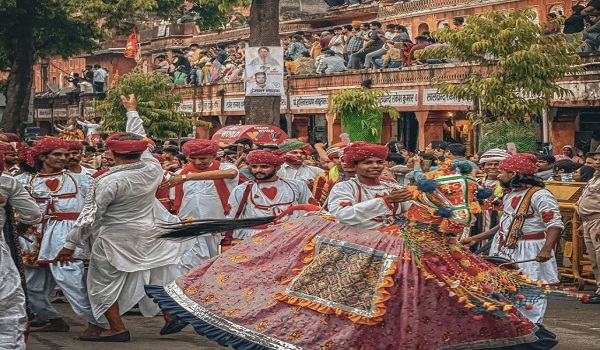 तीज के रंग.. राजस्थान के संग थीम पर आयोजित हुआ तीज महोत्सव,  श्रद्धा और भक्ति सैलाब के साथ निकली बूढ़ी तीज माता की सवारी