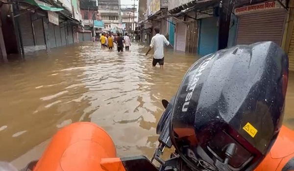 करौली: जिले में भारी बारिश से बिगड़ रहे हालात, घरों में जलभराव से परेशानी, आज सभी सरकारी-निजी विद्यालयों में अवकाश घोषित