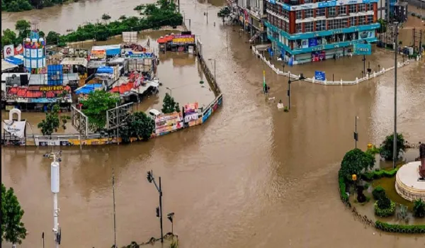 गुजरात में बाढ़, बारिश से बिगड़े हालात, 28 लोगों की मौत, मुख्यमंत्री भूपेंद्र पटेल बोले-पीएम ने हर संभव मदद का भरोसा दिलाया