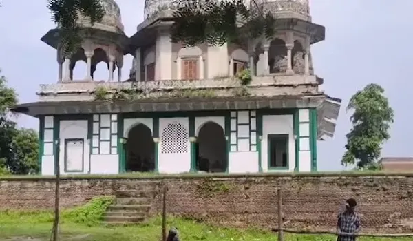 यूपी के फतेहपुर में मकबरा विवाद को लेकर गरमाया माहौल, लोगों का दावा- वह मकबरा नहीं बल्कि एक मंदिर है