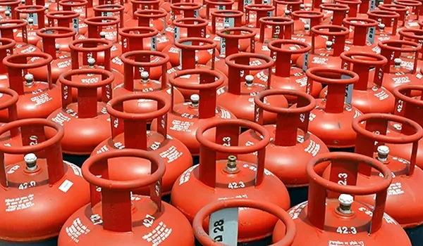 उपभोक्ता ध्यान दें...ई-केवाईसी नहीं तो सिलेंडर महंगा मिलने के साथ सब्सिडी भी बंद होगी, घरेलू एलपीजी उपभोक्ताओं को 16 अगस्त तक ई-केवाईसी करानी होगी