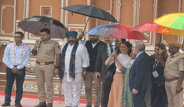 BRICS के ब्राजील प्रतिनिधिमंडल ने किया हवा महल का भ्रमण, विशेष प्लेटफॉर्म पर खड़े होकर प्रतिनिधियों ने फोटो खिंचवाए