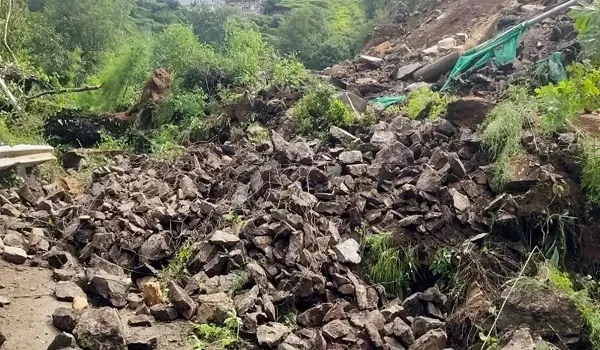टिहरी गढ़वाल के थाना छाम क्षेत्र से बड़ी खबर, भूस्खलन के कारण गंगोत्री-यमुनोत्री मार्ग पूरी तरह बंद