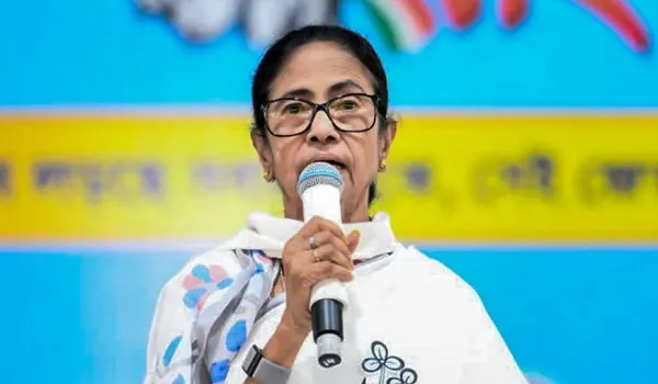 बंगाल में ममता बनर्जी के काफिले पर हमला, पूर्व CM की कार पर पत्थर फेंके गए