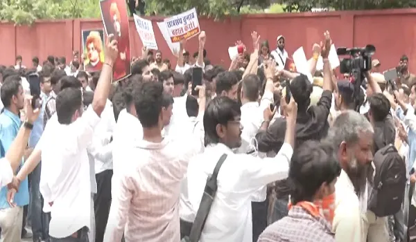 VIDEO: छात्रसंघ चुनाव बहाली पर जयपुर में संग्राम, कांवड़ लेकर विधानसभा की ओर बढ़े छात्र, देखिए ये खास रिपोर्ट