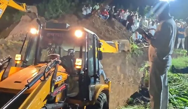 अलवर में 400 फीट गहरे बोरवेल में गिरा 9 वर्षीय बालक, मौके पर जमा हुई ग्रामीणों की भीड़... परिजनों का रो-रोकर बुरा हाल