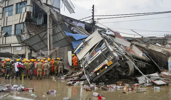 लखनऊ के ट्रांसपोर्ट नगर में इमारत ढही, हादसे में 8 की मौत, NDRF राहत और बचाव कार्य में जुटी