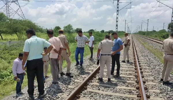 VIDEO: कानपुर के बाद अजमेर में भी ट्रेन को डिरेल करने की साजिश, दो अलग अलग ट्रैक पर रखे गए 70 किलो वजनी सीमेंट के ब्लॉक