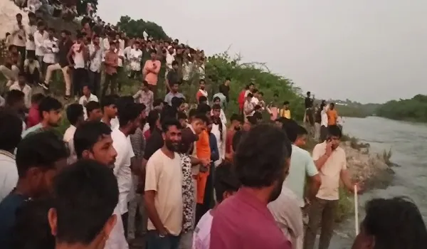 VIDEO: नदी में बहे मां-बेटे का 14 घंटे बाद भी नहीं लगा पता, मां-बेटा और मौसी तीनों बाइक समेत बह गए थे बनास नदी में