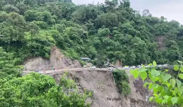 मसूरी-देहरादून मार्ग फिर बंद, सोमवार रात खुला रास्ता कुछ ही घंटों बाद फिर हुआ बंद