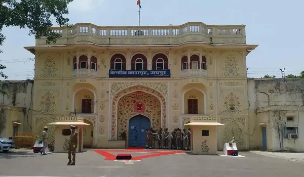 जयपुर सेंट्रल जेल में फिर मिले बंदियों के पास 10 से अधिक मोबाइल, सिम, इयरफोन, डाटा केबल और चार्जर भी किए बरामद