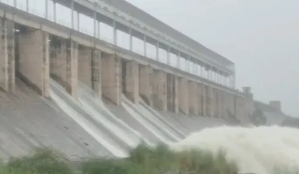 धौलपुर: रामसागर बांध तीसरे दिन भी ओवरफ्लो, 0.21 मीटर ऊपर चल रहा जलभराव क्षमता से, पार्वती बांध के सभी गेट बंद